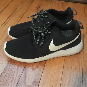 LIKE NEW NIKE ROSHE